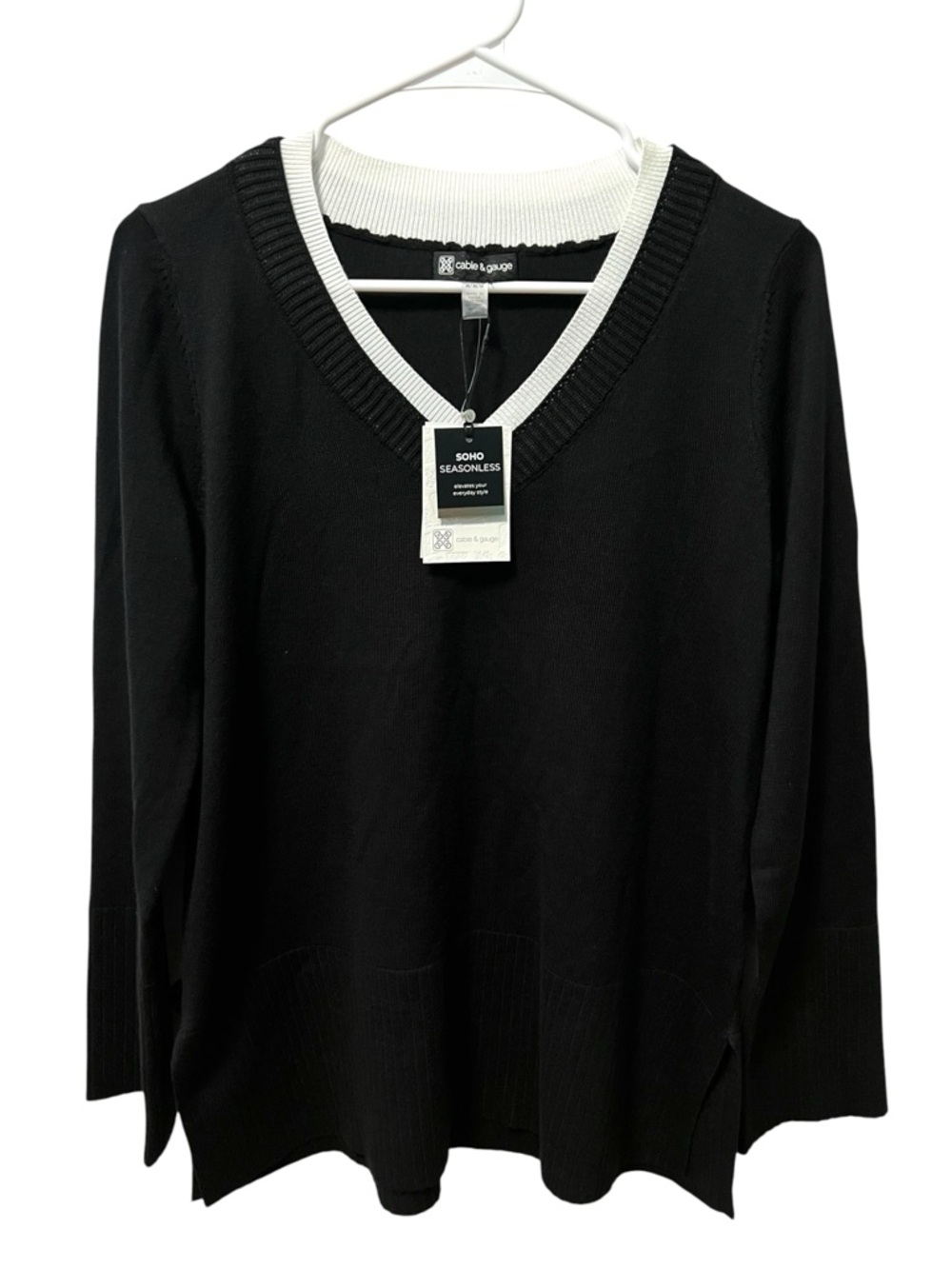 Cable & Gauge Black and White V-Neck Sweater Medium